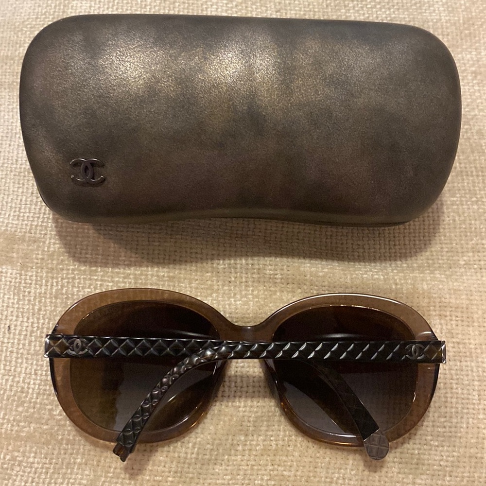 Chanel Sunglasses Polarized- refer to third picture to see missing piece